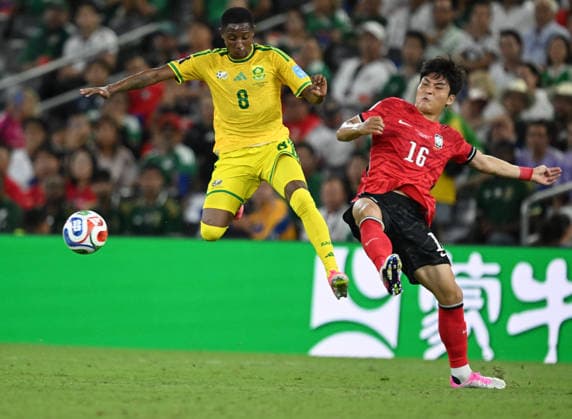 (260625) -- MONTERREY, June 25, 2026 -- Tshepang Moremi (L) of South Africa vies with Park Jin-seob of South Korea during a group A match between South Africa and South Korea at the 2026 FIFA World Cup, WM, Weltmeisterschaft, Fussball at Estadio Monterrey in Monterrey, Mexico, on June 24, 2026. (Photo by Xinhua) (SP)MEXICO-MONTERREY-FOOTBALL-FIFA WORLD CUP-GROUP A-RSA VS KOR LucioxTavora 