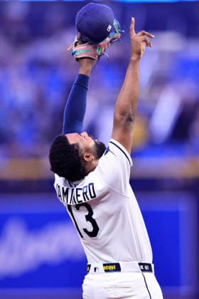 June 24, 2026, St. Petersburg, Florida, USA: Tampa Bay Rays third baseman Junior Caminero (13) celebrates the win after an MLB, Baseball Herren, USA game against the Kansas City Royals on June 24, 2026 at Tropicana Field. The Rays beat the Royals 5-3. MLB 2026: Tampa Bay Rays 5 : 3 Kansas City Royals  - ZUMAh180 20260624_zsp_h180_082 Copyright: xKimxHukarix