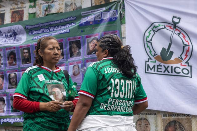 June 24, 2026, Mexico City, Mexico: Supporters of the Mexican national team, Nationalteam gathered around the Angel of Independence in Mexico City to watch the 2026 FIFA World Cup, WM, Weltmeisterschaft, Fussball match between Mexico and Czechia on a giant screen. At the same time, relatives of missing persons and search collectives held a soccer match for memory and against forgetting at the Roundabout of the Disappeared to raise awareness about the crisis of missing persons in Mexico. Mexico City Mexico - ZUMAl178 0859969999st Copyright: xCristianxLeyvax
