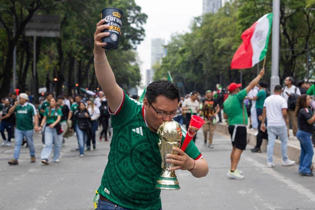 June 24, 2026, Mexico City, Mexico: Supporters of the Mexican national team, Nationalteam gathered around the Angel of Independence in Mexico City to watch the 2026 FIFA World Cup, WM, Weltmeisterschaft, Fussball match between Mexico and Czechia on a giant screen. At the same time, relatives of missing persons and search collectives held a soccer match for memory and against forgetting at the Roundabout of the Disappeared to raise awareness about the crisis of missing persons in Mexico. Mexico City Mexico - ZUMAl178 0859970635st Copyright: xCristianxLeyvax
