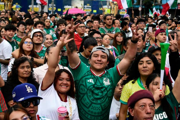 Mexican Supporters Watching The 2026 FIFA World Cup, WM, Weltmeisterschaft, Fussball Match Mexico v Czechia Supporters of Mexico national soccer team watching the 2026 FIFA World Cup match between Mexico and Czechia corresponding to final matchday of Group A at a giant screen on the Angel of Independence on June 24, 2026 in Mexico City, Mexico. (Photo by Luis Barron Eyepix Group) Copyright: xLuisxBarron xEyepixxGroupx LB_24062026_188709