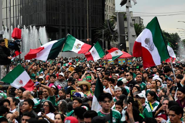 Mexican Supporters Watching The 2026 FIFA World Cup, WM, Weltmeisterschaft, Fussball Match Mexico v Czechia Supporters of Mexico national soccer team watching the 2026 FIFA World Cup match between Mexico and Czechia corresponding to final matchday of Group A at a giant screen on the Angel of Independence on June 24, 2026 in Mexico City, Mexico. (Photo by Luis Barron Eyepix Group) Copyright: xLuisxBarron xEyepixxGroupx LB_24062026_188711
