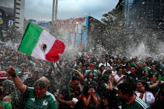 Mexican Supporters Watching The 2026 FIFA World Cup, WM, Weltmeisterschaft, Fussball Match Mexico v Czechia Supporters of Mexico national soccer team watching the 2026 FIFA World Cup match between Mexico and Czechia corresponding to final matchday of Group A at a giant screen on the Angel of Independence on June 24, 2026 in Mexico City, Mexico. (Photo by Luis Barron Eyepix Group) Copyright: xLuisxBarron xEyepixxGroupx LB_24062026_188716