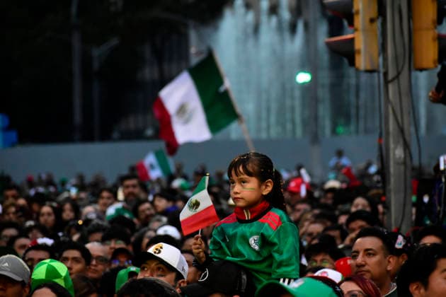 Mexican Supporters Watching The 2026 FIFA World Cup, WM, Weltmeisterschaft, Fussball Match Mexico v Czechia Supporters of Mexico national soccer team watching the 2026 FIFA World Cup match between Mexico and Czechia corresponding to final matchday of Group A at a giant screen on the Angel of Independence on June 24, 2026 in Mexico City, Mexico. (Photo by Luis Barron Eyepix Group) Copyright: xLuisxBarron xEyepixxGroupx LB_24062026_188718