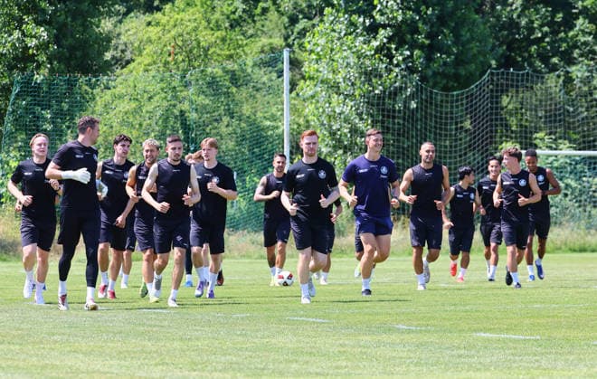 Leipzig, 24.06.2026, Bruno-Plache-Stadion, Fussball, Regionalliga NO , 1. FC LOK LEIPZIG - Trainingsstart, Vorbereitung Saison 2026 27 , Im Bild: Mannschaft von Lok Leipzig angeführt von Lukas Wilton (mi., Lok) , Nur für journalistische Zwecke. Only for editorial use! , *** Leipzig, June 24, 2026, Bruno Plache Stadium, Soccer, Regionalliga NO, 1 FC LOK LEIPZIG Training Kickoff, 2026–27 Season Prep, Pictured: The Lok Leipzig team led by Lukas Wilton, Lok, For editorial use only, Picture Point