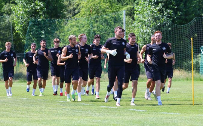 Leipzig, 24.06.2026, Bruno-Plache-Stadion, Fussball, Regionalliga NO , 1. FC LOK LEIPZIG - Trainingsstart, Vorbereitung Saison 2026 27 , Im Bild: Mannschaft von Lok Leipzig angeführt von Torwart Andreas Naumann (1, Lok) und Lukas Wilton (5, Lok) , , Nur für journalistische Zwecke. Only for editorial use! , *** Leipzig, June 24, 2026, Bruno Plache Stadium, Soccer, Regionalliga NO, 1 FC LOK LEIPZIG Training Kickoff, 2026–27 Season Preparation, Pictured: The Lok Leipzig team led by goalkeeper Andreas Naumann (1), Lok, and Lukas Wilton (5), Lok, , For editorial use only, Picture Point