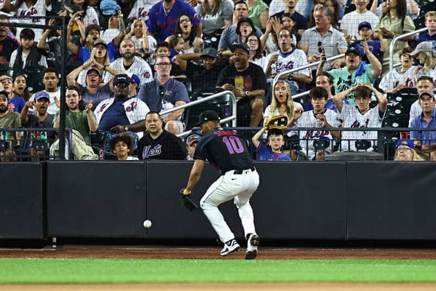 MLB, Baseball Herren, USA Chicago Cubs Vs. New York Mets Game 02 New York Mets second baseman Marcus Semien 10 drops a pop fly during the seventh inning of a baseball game against the Chicago Cubs at Citi Field in Corona, New York, on June 24, 2026. Flushing New York United States  Copyright: xGordonxDonovanx originalFilename:donovan-mlbchica260624_npIdG.jpg