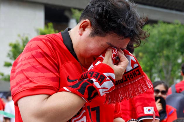 Soccer fans fill the 2026 FIFA World Cup, WM, Weltmeisterschaft, Fussball street cheering event in South Korea South Korean soccer fans shed tears after South Korea s defeat in the 2026 FIFA World Cup match against South Africa, during a public street screening and cheering event held at Gwanghwamun Square in Seoul, South Korea, on June 25, 2026. Seoul South Korea  Copyright: xMatrixxImages JungxUi-Chelx