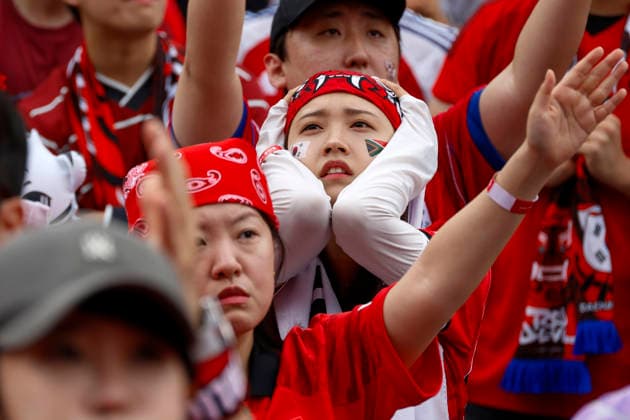 Soccer fans fill the 2026 FIFA World Cup, WM, Weltmeisterschaft, Fussball street cheering event in South Korea South Korean soccer fans react with disappointment as South Africa scores a goal during a public street screening and cheering event for the 2026 FIFA World Cup match between South Korea and South Africa, held at Gwanghwamun Square in Seoul, South Korea, on June 25, 2026. Seoul South Korea  Copyright: xMatrixxImages JungxUi-Chelx