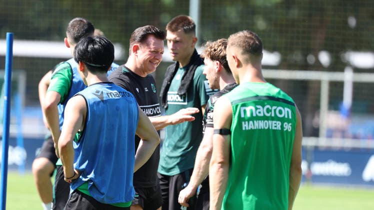 25.06.2026, xrekx, Fussball 2.Bundesliga, Hannover 96 - Trainingsauftakt Saison 2026 27 v.l. Christian Titz Trainer (Hannover 96) (DFL DFB REGULATIONS PROHIBIT ANY USE OF PHOTOGRAPHS as IMAGE SEQUENCES and or QUASI-VIDEO) Hannover *** June 25, 2026, xrekx, Soccer 2. Bundesliga, Hannover 96 Start of Training for the 2026–27 Season, from left: Christian Titz, Coach of Hannover 96. DFL and DFB regulations prohibit any use of photographs as image sequences and or quasi-video. Hannover