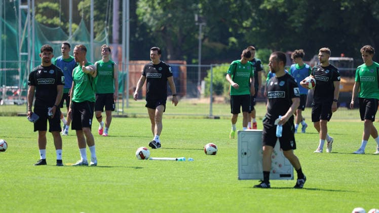 25.06.2026, xrekx, Fussball 2.Bundesliga, Hannover 96 - Trainingsauftakt Saison 2026 27 v.l. Christian Titz Trainer (Hannover 96) (DFL DFB REGULATIONS PROHIBIT ANY USE OF PHOTOGRAPHS as IMAGE SEQUENCES and or QUASI-VIDEO) Hannover *** June 25, 2026, xrekx, Soccer 2. Bundesliga, Hannover 96 Start of Training for the 2026–27 Season, from left: Christian Titz, Coach of Hannover 96. DFL and DFB regulations prohibit any use of photographs as image sequences and or quasi-video. Hannover