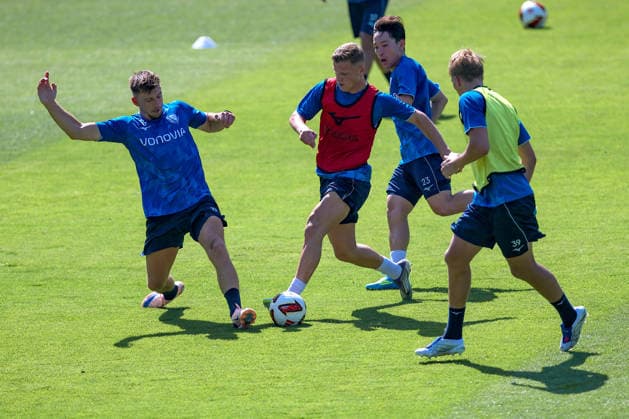 25.06.2026, Fußball, Trainingsauftakt VfL Bochum, 2. Fußball Bundesliga, Vonovia Ruhrstadion, Saison 2026 2027: Daniel Hanslik (VfL Bochum 19) im Zweikampf gegen Enis Cokaj (VfL Bochum 06) Koji Miyoshi (VfL Bochum 23) Lasse Isbruch (VfL Bochum 39) beim ersten Training der neuen Saison 26 27 bei sommerlichen Temperaturen und 31 Grad Hitze DFB regulations prohibit any use of photographs as image sequences and or quasi-video. Nordrhein-Westfalen Deutschland *** June 25, 2026, Soccer, VfL Bochum Season Kickoff, 2. Bundesliga, Vonovia Ruhrstadion, 2026–2027 Season: Daniel Hanslik (VfL Bochum 19) in a tackle against Enis Cokaj (VfL Bochum 06), Koji Miyoshi (VfL Bochum 23), and Lasse Isbruch (VfL Bochum 39) during the first training session of the new season on June 26 27 in summery temperatures and 31 degrees Celsius DFB regulations prohibit any use of photographs as image sequences and or quasi-video North Rhine-Westphalia, Germany