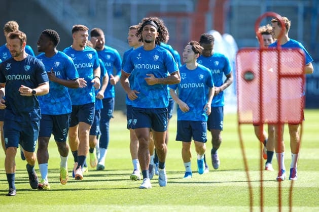 25.06.2026, Fußball, Trainingsauftakt VfL Bochum, 2. Fußball Bundesliga, Vonovia Ruhrstadion, Saison 2026 2027: Warmlaufen L-R Samuel Bamba (Vfl Bochum 25) Daniel Hanslik (VfL Bochum 19) Yigit Karademir (VfL Bochum 04) Koji Miyoshi (VfL Bochum 23) Aurel Wagbe (VfL Bochum 40) beim ersten Training der neuen Saison 26 27 bei sommerlichen Temperaturen und 31 Grad Hitze DFB regulations prohibit any use of photographs as image sequences and or quasi-video. Nordrhein-Westfalen Deutschland *** June 25, 2026, Soccer, VfL Bochum Season Kickoff, 2. Bundesliga, Vonovia Ruhrstadion, 2026–2027 Season, Warm-up: L R Samuel Bamba, VfL Bochum 25; Daniel Hanslik, VfL Bochum 19; Yigit Karademir, VfL Bochum 04; Koji Miyoshi, VfL Bochum 23; Aurel Wagbe, VfL Bochum 40 at the first training session of the new 2026–2027 season in summery temperatures and 31 degrees Celsius heat. DFB regulations prohibit any use of photographs as image sequences and or quasi-video. North Rhine-Westphalia, Germany