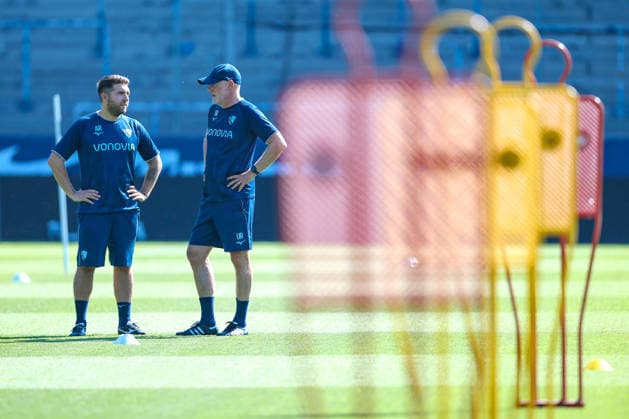 25.06.2026, Fußball, Trainingsauftakt VfL Bochum, 2. Fußball Bundesliga, Vonovia Ruhrstadion, Saison 2026 2027: Co-Trainer Alessandro Riedle Cheftrainer Uwe Rösler (VfL Bochum hc) beim ersten Training der neuen Saison 26 27 bei sommerlichen Temperaturen und 31 Grad Hitze DFB regulations prohibit any use of photographs as image sequences and or quasi-video. Nordrhein-Westfalen Deutschland *** June 25, 2026, Soccer, VfL Bochum’s First Training Session of the Season, 2. Bundesliga, Vonovia Ruhrstadion, 2026–2027 Season: Assistant Coach Alessandro Riedle and Head Coach Uwe Rösler of VfL Bochum were on hand for the first training session of the new 2026–2027 season on June 26, 2027, amid summery temperatures and 31 degrees Celsius heat. DFB regulations prohibit any use of photographs as image sequences and or quasi-video. North Rhine-Westphalia, Germany