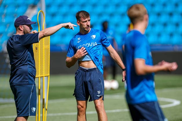 25.06.2026, Fußball, Trainingsauftakt VfL Bochum, 2. Fußball Bundesliga, Vonovia Ruhrstadion, Saison 2026 2027: Daniel Hanslik (VfL Bochum 19) beim ersten Training der neuen Saison 26 27 bei sommerlichen Temperaturen und 31 Grad Hitze DFB regulations prohibit any use of photographs as image sequences and or quasi-video. Nordrhein-Westfalen Deutschland *** June 25, 2026, Soccer, VfL Bochum’s First Training Session, 2. Bundesliga, Vonovia Ruhrstadion, 2026–2027 season: Daniel Hanslik of VfL Bochum 19 at the first training session of the new 2026–2027 season, with summer-like temperatures and a heat of 31 degrees. DFB regulations prohibit any use of photographs as image sequences and or quasi-video. North Rhine-Westphalia, Germany