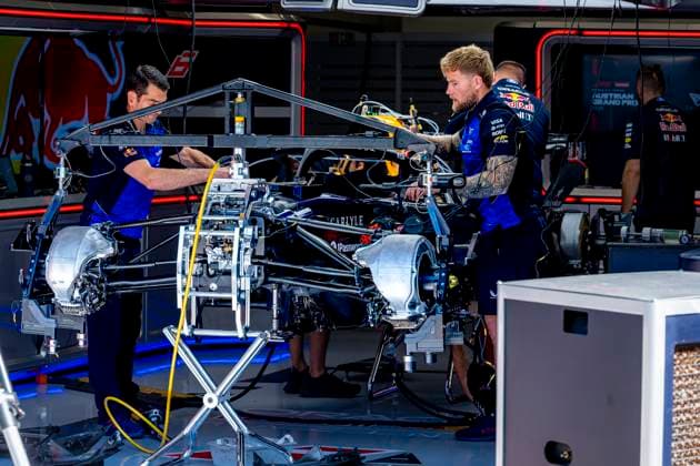 SPIELBERG - Mechanics at work on the car of Formula 1 driver Isack Hadjar of Oracle Red Bull Racing during the Formula 1 Austria at the Red Bull Ring on June 25, 2026 in Spielberg, Austria. (Photo by DeFodi Images) - *** SPIELBERG Mechanics working on the car of Formula 1 driver Isack Hadjar of Oracle Red Bull Racing during the Formula 1 Austrian Grand Prix at the Red Bull Ring on June 25, 2026, in Spielberg, Austria. Photo by DeFodi Images