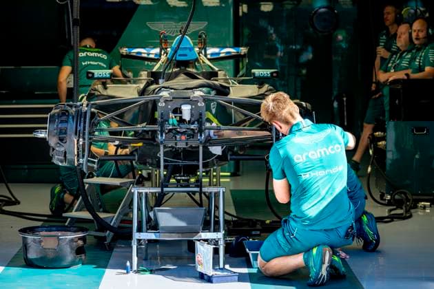 SPIELBERG - Mechanics at work on the car of Formula 1 driver Lance Stroll of Aston Martin Aramco Formula 1 Team during the Formula 1 Austria at the Red Bull Ring on June 25, 2026 in Spielberg, Austria. (Photo by DeFodi Images) - *** SPIELBERG Mechanics working on the car of Formula 1 driver Lance Stroll of the Aston Martin Aramco Formula 1 Team during the Formula 1 Austrian Grand Prix at the Red Bull Ring on June 25, 2026, in Spielberg, Austria. Photo by DeFodi Images