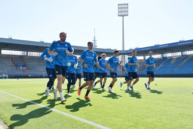 Einlaufrunde der Bochumer Spieler, vorne v.li., Philipp Strompf (VfL Bochum), Michael Steinwender (VfL Bochum), Daniel Hanslik (VfL Bochum), Enis Cokaj (VfL Bochum), Oliver Olsen (VfL Bochum) 25.06.2026, Fussball 2. Bundesliga, Saison 2026 2027, Trainingsauftakt VfL Bochum Bochum Vonovia Ruhrstadion Nordrhein Westfalen Deutschland *** The Bochum players take the field; from left to right in the front row: Philipp Strompf (VfL Bochum), Michael Steinwender (VfL Bochum), Daniel Hanslik (VfL Bochum), Enis Cokaj (VfL Bochum), Oliver Olsen (VfL Bochum), June 25, 2026, Soccer, 2. Bundesliga, 2026–2027 season, start of training for VfL Bochum at the Vonovia Ruhrstadion in Bochum, North Rhine-Westphalia, Germany Team2