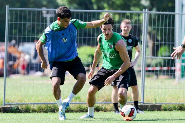 Yunus Uenal (Hannover 96) und Jean Hugonet (Hannover 96) kaempfen um den Ball, 2. Bundesliga, Training Hannover 96, Mehrkampfanlage am 25. June 2026 in Hannover, Deutschland. (Foto von Marco Steinbrenner DeFodi Images) Yunus Uenal (Hannover 96) und Jean Hugonet (Hannover 96) battle for the ball, 2. Bundesliga, Training Hannover 96, Mehrkampfanlage, June 25, 2026 in Hannover 96, Germany. (Photo by Marco Steinbrenner DeFodi Images) DFB DFL REGULATIONS PROHIBIT ANY USE OF PHOTOGRAPHS AS IMAGE SEQUENCES AND OR QUASI-VIDEO. - *** Yunus Uenal (Hannover 96) and Jean Hugonet (Hannover 96) battle for the ball, 2. Bundesliga, Hannover 96 training, Multi-purpose sports facility on June 25, 2026, in Hannover, Germany Photo by Marco Steinbrenner DeFodi Images Yunus Uenal of Hannover 96 and Jean Hugonet of Hannover 96 battle for the ball, 2. Bundesliga, Hannover 96 training, Multi-purpose sports facility, June 25, 2026, in Hannover 96, Germany. Photo by Marco Steinbrenner, DeFodi Images. DFB and DFL regulations prohibit any use of photographs as image sequences and or quasi-video.