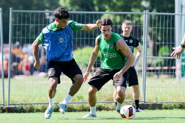 Yunus Uenal (Hannover 96) und Jean Hugonet (Hannover 96) kaempfen um den Ball, 2. Bundesliga, Training Hannover 96, Mehrkampfanlage am 25. June 2026 in Hannover, Deutschland. (Foto von Marco Steinbrenner DeFodi Images) Yunus Uenal (Hannover 96) und Jean Hugonet (Hannover 96) battle for the ball, 2. Bundesliga, Training Hannover 96, Mehrkampfanlage, June 25, 2026 in Hannover 96, Germany. (Photo by Marco Steinbrenner DeFodi Images) DFB DFL REGULATIONS PROHIBIT ANY USE OF PHOTOGRAPHS AS IMAGE SEQUENCES AND OR QUASI-VIDEO. - *** Yunus Uenal (Hannover 96) and Jean Hugonet (Hannover 96) battle for the ball, 2. Bundesliga, Hannover 96 training, Multi-purpose sports facility on June 25, 2026, in Hannover, Germany Photo by Marco Steinbrenner DeFodi Images Yunus Uenal of Hannover 96 and Jean Hugonet of Hannover 96 battle for the ball, 2. Bundesliga, Hannover 96 training, Multi-purpose sports facility, June 25, 2026, in Hannover 96, Germany. Photo by Marco Steinbrenner, DeFodi Images. DFB and DFL regulations prohibit any use of photographs as image sequences and or quasi-video.