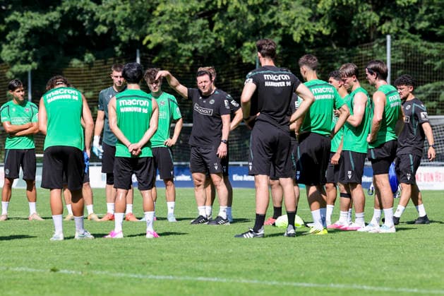 Trainer Christian Titz (Hannover 96) gestikuliert, 2. Bundesliga, Training Hannover 96, Mehrkampfanlage am 25. June 2026 in Hannover, Deutschland. (Foto von Marco Steinbrenner DeFodi Images) Trainer Christian Titz (Hannover 96) gestures, 2. Bundesliga, Training Hannover 96, Mehrkampfanlage, June 25, 2026 in Hannover 96, Germany. (Photo by Marco Steinbrenner DeFodi Images) DFB DFL REGULATIONS PROHIBIT ANY USE OF PHOTOGRAPHS AS IMAGE SEQUENCES AND OR QUASI-VIDEO. - *** Hannover 96 Coach Christian Titz gestures, 2. Bundesliga, Hannover 96 training, multi-sport complex on June 25, 2026, in Hannover, Germany. Photo by Marco Steinbrenner, DeFodi Images. Hannover 96 Coach Christian Titz gestures, 2. Bundesliga, Hannover 96 training, multi-sport facility, June 25, 2026, in Hannover 96, Germany. Photo by Marco Steinbrenner, DeFodi Images. DFB and DFL regulations prohibit any use of photographs as image sequences and or quasi-video.