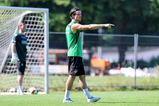 Jean Hugonet (Hannover 96) gestikuliert, 2. Bundesliga, Training Hannover 96, Mehrkampfanlage am 25. June 2026 in Hannover, Deutschland. (Foto von Marco Steinbrenner DeFodi Images) Jean Hugonet (Hannover 96) gestures, 2. Bundesliga, Training Hannover 96, Mehrkampfanlage, June 25, 2026 in Hannover 96, Germany. (Photo by Marco Steinbrenner DeFodi Images) DFB DFL REGULATIONS PROHIBIT ANY USE OF PHOTOGRAPHS AS IMAGE SEQUENCES AND OR QUASI-VIDEO. - *** Jean Hugonet of Hannover 96 gestures, 2. Bundesliga, Hannover 96 training, Multi-purpose Sports Complex on June 25, 2026, in Hannover, Germany. Photo by Marco Steinbrenner, DeFodi Images. Jean Hugonet of Hannover 96 gestures, 2. Bundesliga, Hannover 96 training, Multi-purpose Sports Complex, June 25, 2026, in Hannover 96, Germany. Photo by Marco Steinbrenner, DeFodi Images. DFB and DFL regulations prohibit any use of photographs as image sequences and or quasi-video.