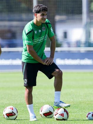 Yunus Uenal (Hannover 96) kontrolliert den Ball, 2. Bundesliga, Training Hannover 96, Mehrkampfanlage am 25. June 2026 in Hannover, Deutschland. (Foto von Marco Steinbrenner DeFodi Images) Yunus Uenal (Hannover 96) controls the ball, 2. Bundesliga, Training Hannover 96, Mehrkampfanlage, June 25, 2026 in Hannover 96, Germany. (Photo by Marco Steinbrenner DeFodi Images) DFB DFL REGULATIONS PROHIBIT ANY USE OF PHOTOGRAPHS AS IMAGE SEQUENCES AND OR QUASI-VIDEO. - *** Yunus Uenal of Hannover 96 controls the ball, 2. Bundesliga, Hannover 96 training, Mehrkampfanlage on June 25, 2026, in Hannover, Germany. Photo by Marco Steinbrenner, DeFodi Images. Yunus Uenal of Hannover 96 controls the ball, 2. Bundesliga, Hannover 96 training, Mehrkampfanlage, June 25, 2026, in Hannover 96, Germany. Photo by Marco Steinbrenner, DeFodi Images. DFB and DFL regulations prohibit any use of photographs as image sequences and or quasi-video.