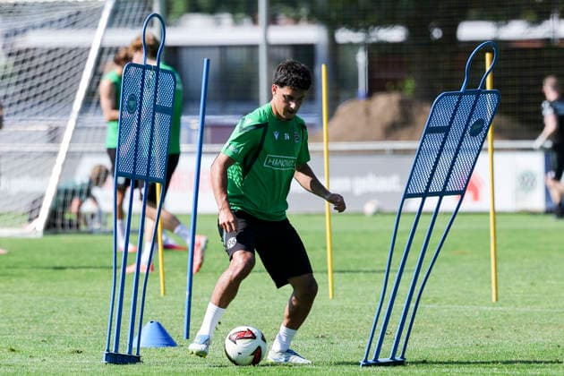 Yunus Uenal (Hannover 96) kontrolliert den Ball, 2. Bundesliga, Training Hannover 96, Mehrkampfanlage am 25. June 2026 in Hannover, Deutschland. (Foto von Marco Steinbrenner DeFodi Images) Yunus Uenal (Hannover 96) controls the ball, 2. Bundesliga, Training Hannover 96, Mehrkampfanlage, June 25, 2026 in Hannover 96, Germany. (Photo by Marco Steinbrenner DeFodi Images) DFB DFL REGULATIONS PROHIBIT ANY USE OF PHOTOGRAPHS AS IMAGE SEQUENCES AND OR QUASI-VIDEO. - *** Yunus Uenal of Hannover 96 controls the ball, 2. Bundesliga, Hannover 96 training, Mehrkampfanlage on June 25, 2026, in Hannover, Germany. Photo by Marco Steinbrenner, DeFodi Images. Yunus Uenal of Hannover 96 controls the ball, 2. Bundesliga, Hannover 96 training, Mehrkampfanlage, June 25, 2026, in Hannover 96, Germany. Photo by Marco Steinbrenner, DeFodi Images. DFB and DFL regulations prohibit any use of photographs as image sequences and or quasi-video.