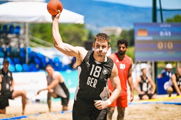 Robin John ( 18; Deutschland Beachhandball Nationalmannschaft) holt mit dem Ball in der erhobenen Hand zum Wurf aus. Im Hintergrund ist die Anzeigetafel am Jarun See in Zagreb sichtbar. IHF Beach Handball World Championship, WM, Weltmeisterschaft 2026, 23.06.2026, Zagreb, Jarun See *** Robin John, 18, of the German national beach handball team, prepares to shoot with the ball held aloft. In the background, the scoreboard at Lake Jarun in Zagreb is visible. 2026 IHF Beach Handball World Championship, June 23, 2026, Zagreb, Lake Jarun Copyright: xspeedshotx xDorianfrickx