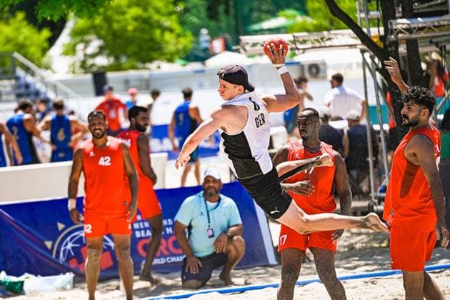 Ein Spieler der deutschen Beachhandball-Nationalmannschaft springt hoch in die Luft und holt zum Wurf aus, während Gegenspieler in orangefarbenen Trikots versuchen, den Abschluss zu blocken. Sand spritzt auf, im Hintergrund sind weitere Spieler und Zuschauer am Jarun See in Zagreb zu sehen. IHF Beach Handball World Championship, WM, Weltmeisterschaft 2026, 23.06.2026, Zagreb, Jarun See *** A player on the German national beach handball team jumps high into the air and winds up to shoot, while opponents in orange jerseys try to block the shot. Sand flies up, and in the background, other players and spectators can be seen at Lake Jarun in Zagreb. IHF Beach Handball World Championship 2026, June 23, 2026, Zagreb, Lake Jarun Copyright: xspeedshotx xDorianfrickx