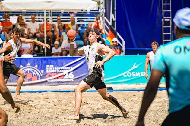 Ein Spieler der deutschen Beachhandball-Nationalmannschaft holt zum Wurf aus und zeigt dabei intensive Körperspannung im Sand. Im Hintergrund verfolgen Zuschauer das Spiel bei der IHF Beach Handball World Championship, WM, Weltmeisterschaft 2026 am Jarun See in Zagreb. IHF Beach Handball World Championship 2026, 23.06.2026, Zagreb, Jarun See *** A player on the German national beach handball team winds up to shoot, his body tense as he stands in the sand. In the background, spectators watch the game at the 2026 IHF Beach Handball World Championship at Lake Jarun in Zagreb. 2026 IHF Beach Handball World Championship, June 23, 2026, Zagreb, Lake Jarun Copyright: xspeedshotx xDorianfrickx