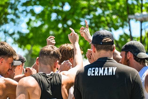 Die deutschen Beachhandball-Spieler stehen in einem engen Kreis zusammen, mehrere Hände zeigen nach oben in einer Motivationsgeste. Im Hintergrund sind Bäume am Jarun See in Zagreb zu sehen. IHF Beach Handball World Championship, WM, Weltmeisterschaft 2026, 23.06.2026, Zagreb, Jarun See *** The German beach handball players stand together in a tight circle, with several hands raised in a gesture of motivation. In the background, trees can be seen along Lake Jarun in Zagreb. IHF Beach Handball World Championship 2026, June 23, 2026, Zagreb, Lake Jarun Copyright: xspeedshotx xDorianfrickx