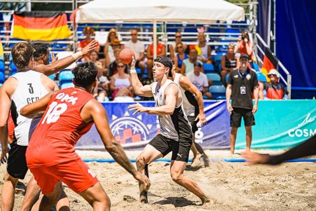 Ein Spieler der deutschen Beachhandball-Nationalmannschaft zieht mit dem Ball in der erhobenen Hand auf die gegnerische Abwehr zu. Im Hintergrund verfolgen zahlreiche Zuschauer mit deutschen Fahnen das Spiel am Jarun See in Zagreb. IHF Beach Handball World Championship, WM, Weltmeisterschaft 2026, 23.06.2026, Zagreb, Jarun See *** A player on the German national beach handball team advances toward the opposing defense with the ball held aloft. In the background, numerous spectators waving German flags watch the game at Lake Jarun in Zagreb during the 2026 IHF Beach Handball World Championship, June 23, 2026, Zagreb, Lake Jarun Copyright: xspeedshotx xDorianfrickx