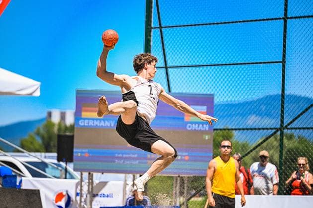 Lennart Wörmann ( 2; Deutschland Beachhandball Nationalmannschaft) springt mit dem Ball in der erhobenen Wurfhand dynamisch ab und zieht zum Torwurf ab. Im Hintergrund ist die Anzeigetafel mit der Partie Germany vs. Oman am Jarun See in Zagreb sichtbar. IHF Beach Handball World Championship, WM, Weltmeisterschaft 2026, 23.06.2026, Zagreb, Jarun See *** Lennart Wörmann 2, a member of the German national beach handball team, takes off dynamically with the ball in his raised throwing hand and shoots toward the goal. In the background, the scoreboard showing the Germany vs. Oman match at Lake Jarun in Zagreb is visible. IHF Beach Handball World Championship 2026, June 23, 2026, Zagreb, Lake Jarun Copyright: xspeedshotx xDorianfrickx