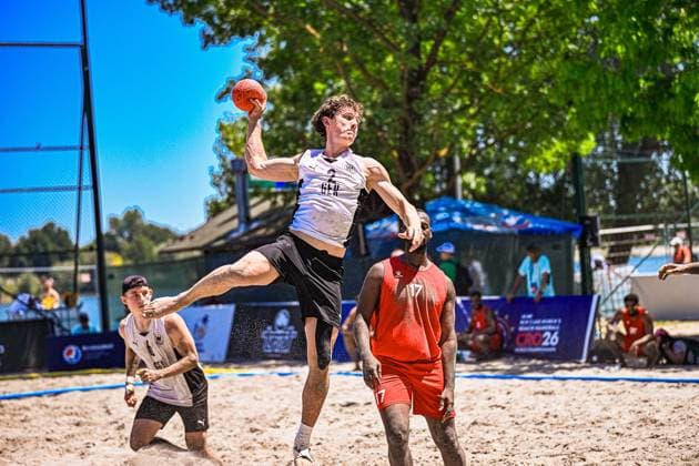 Lennart Wörmann ( 2; Deutschland Beachhandball Nationalmannschaft) springt hoch in die Luft und holt zum Wurf aus, während ein Gegenspieler ( 17) in rotem Trikot darunter steht. Im Hintergrund ist ein weiterer deutscher Spieler ( 6, Lars Zelser) im Sand zu sehen. IHF Beach Handball World Championship, WM, Weltmeisterschaft 2026, 23.06.2026, Zagreb, Jarun See *** Lennart Wörmann (No. 2), a member of the German national beach handball team, jumps high into the air and winds up to shoot, while an opponent (No. 17) in a red jersey stands below him. In the background is another German player (No. 6), Lars Zelser, can be seen on the sand. 2026 IHF Beach Handball World Championship, June 23, 2026, Zagreb, Lake Jarun Copyright: xspeedshotx xDorianfrickx