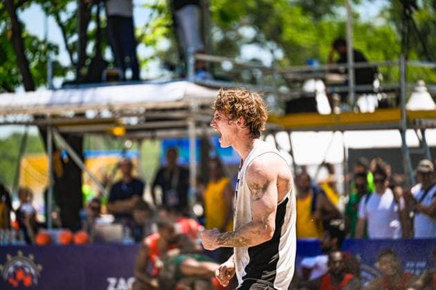 Ein Spieler der deutschen Beachhandball-Nationalmannschaft reißt den Mund auf und ballt die Faust in einem intensiven Jubelmoment am Jarun See in Zagreb. Sand und Schweiß auf dem Körper zeugen von einem intensiven Spiel. IHF Beach Handball World Championship, WM, Weltmeisterschaft 2026, 23.06.2026, Zagreb, Jarun See *** A player on the German national beach handball team opens his mouth wide and clenches his fist in an intense moment of celebration at Lake Jarun in Zagreb. Sand and sweat on his body are evidence of an intense match. IHF Beach Handball World Championship 2026, June 23, 2026, Zagreb, Lake Jarun Copyright: xspeedshotx xDorianfrickx