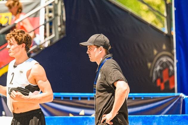 Lennart Wörmann ( 2; Deutschland Beachhandball Nationalmannschaft) steht an der Seitenlinie, neben ihm ein Trainer mit schwarzer Cap und Akkreditierung. Die Szene findet am Jarun See in Zagreb statt. IHF Beach Handball World Championship, WM, Weltmeisterschaft 2026, 23.06.2026, Zagreb, Jarun See *** Lennart Wörmann 2 of the German national beach handball team stands on the sidelines, next to him a coach wearing a black cap and holding an accreditation badge. The scene takes place at Lake Jarun in Zagreb during the 2026 IHF Beach Handball World Championship, June 23, 2026, Zagreb, Lake Jarun Copyright: xspeedshotx xDorianfrickx