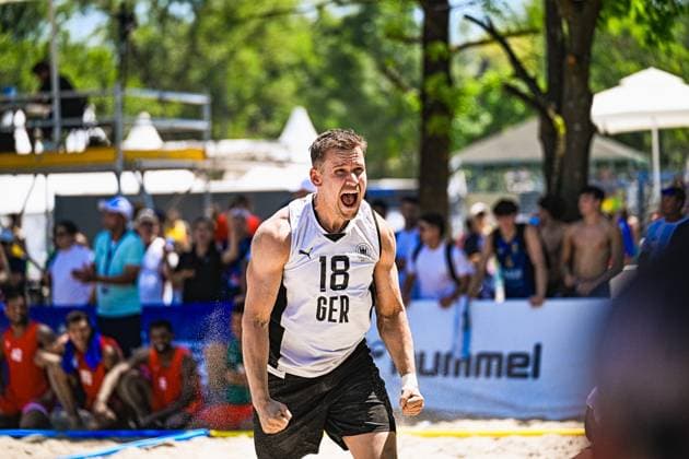 Robin John ( 18; Deutschland Beachhandball Nationalmannschaft) reißt die Fäuste hoch und schreit seinen Jubel heraus – Sand spritzt um ihn herum. Im Hintergrund verfolgen zahlreiche Zuschauer die Szene am Jarun See in Zagreb. IHF Beach Handball World Championship, WM, Weltmeisterschaft 2026, 23.06.2026, Zagreb, Jarun See *** Robin John, 18, of the German national beach handball team, pumps his fists and lets out a cheer—sand swirls around him. In the background, numerous spectators watch the scene at Lake Jarun in Zagreb during the 2026 IHF Beach Handball World Championship, June 23, 2026, Zagreb, Lake Jarun Copyright: xspeedshotx xDorianfrickx