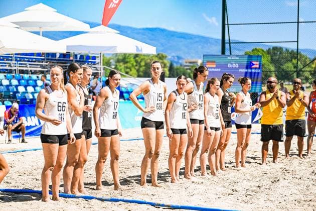 Die Deutsche Frauen Beachhandball Nationalmannschaft steht auf dem Sandplatz am Jarun See in Zagreb aufgereiht, sichtbar sind u.a. Amelie Möllmann ( 66), Lena Klingler ( 17), ein Spieler mit 15, Isabel Kattner ( 10), Dilayla Alarslan ( 12) und weitere Spielerinnen. Im Hintergrund zeigt die Anzeigetafel das Spiel Deutschland gegen Puerto Rico. IHF Beach Handball World Championship, WM, Weltmeisterschaft 2026, 23.06.2026, Zagreb, Jarun See *** The German women s national beach handball team is lined up on the sand court at Lake Jarun in Zagreb; among those visible are Amelie Möllmann 66, Lena Klingler (17), a player wearing number 15, Isabel Kattner (10), Dilayla Alarslan (12), and other players. In the background, the scoreboard displays the match between Germany and Puerto Rico at the 2026 IHF Beach Handball World Championship, June 23, 2026, Zagreb, Lake Jarun Copyright: xspeedshotx xDorianfrickx