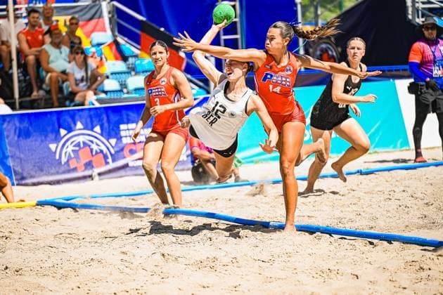 Dilayla Alarslan ( 12; Deutsche Frauen Beachhandball Nationalmannschaft) wird beim Wurfversuch von einer Gegenspielerin Puerto Ricos ( 14) geblockt und verliert dabei das Gleichgewicht. Im Sand des Jarun Sees in Zagreb liefern sich beide Teams einen intensiven Zweikampf um den grünen Ball. IHF Beach Handball World Championship, WM, Weltmeisterschaft 2026, 23.06.2026, Zagreb, Jarun See *** Dilayla Alarslan, No. 12 on the German women’s beach handball national team, is blocked by a Puerto Rican opponent (No. 14) while attempting a shot and loses her balance. On the sand of Lake Jarun in Zagreb, both teams are locked in an intense battle for the green ball. IHF Beach Handball World Championship 2026, June 23, 2026, Zagreb, Lake Jarun Copyright: xspeedshotx xDorianfrickx