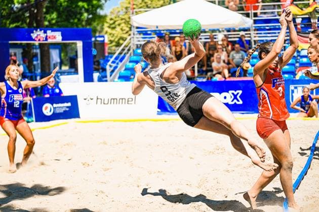 Emma Pilz ( 9; Deutsche Frauen Beachhandball Nationalmannschaft) springt mit dem Ball in der Wurfbewegung über den Sand, während eine Gegenspielerin ( 3) den Abschluss zu blocken versucht. Im Hintergrund sind Zuschauer und Werbebanden am Jarun See in Zagreb zu sehen. IHF Beach Handball World Championship, WM, Weltmeisterschaft 2026, 23.06.2026, Zagreb, Jarun See *** Emma Pilz, a member of the German women’s national beach handball team, jumps across the sand with the ball as she prepares to shoot, while an opponent (No. 3) tries to block the shot. In the background, spectators and advertising banners can be seen at Lake Jarun in Zagreb. IHF Beach Handball World Championship 2026, June 23, 2026, Zagreb, Lake Jarun Copyright: xspeedshotx xDorianfrickx