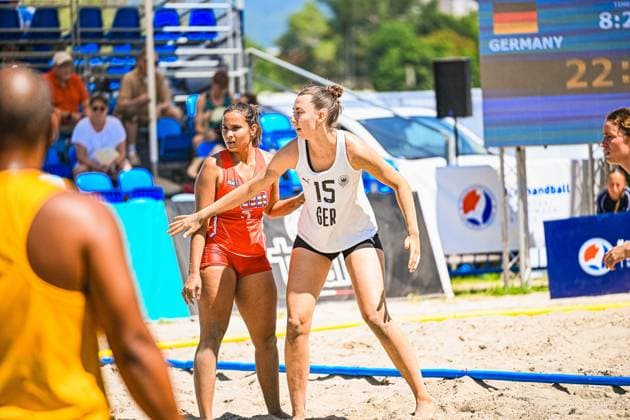 Julia Drachsler ( 15; Deutsche Frauen Beachhandball Nationalmannschaft) behauptet sich im Zweikampf gegen eine Spielerin der USA am Jarun See in Zagreb. Die Anzeigetafel zeigt Germany im Hintergrund. IHF Beach Handball World Championship, WM, Weltmeisterschaft 2026, 23.06.2026, Zagreb, Jarun See *** Julia Drachsler: The 15-member German women s beach handball national team holds its own against a player from the U.S. at Lake Jarun in Zagreb. The scoreboard displays Germany in the background. IHF Beach Handball World Championship 2026, June 23, 2026, Zagreb, Lake Jarun Copyright: xspeedshotx xDorianfrickx