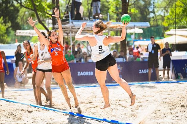 Emma Pilz ( 9; Deutsche Frauen Beachhandball Nationalmannschaft) springt im Sand ab und zieht ab, während eine Gegenspielerin in orangenem Trikot mit der Nummer 3 den Arm hochreißt. Die Szene findet am Jarun See in Zagreb statt. IHF Beach Handball World Championship, WM, Weltmeisterschaft 2026, 23.06.2026, Zagreb, Jarun See *** Emma Pilz, a member of the German women’s national beach handball team, takes off from the sand and sprints away, while an opponent in an orange jersey with the number 3 raises her arm. The scene takes place at Lake Jarun in Zagreb during the 2026 IHF Beach Handball World Championship, June 23, 2026, Zagreb, Lake Jarun Copyright: xspeedshotx xDorianfrickx