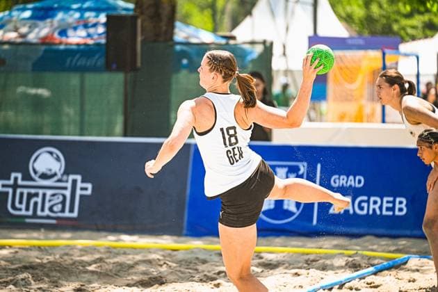 Pauline Borrmann ( 18; Deutsche Frauen Beachhandball Nationalmannschaft) holt mit dem grünen Ball zum Wurf aus und hebt dabei das Bein dynamisch an. Im Hintergrund sind zwei Spielerinnen der USA woman zu sehen, dahinter die Werbebande mit dem Schriftzug Zagreb. IHF Beach Handball World Championship, WM, Weltmeisterschaft 2026, 23.06.2026, Zagreb, Jarun See *** Pauline Borrmann, a member of the German women’s beach handball national team, takes a shot with the green ball while dynamically lifting her leg. In the background, two players from the U.S. women’s team can be seen, with the advertising banner behind them reading Zagreb IHF Beach Handball World Championship 2026, June 23, 2026, Zagreb, Lake Jarun Copyright: xspeedshotx xDorianfrickx