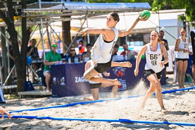 Amélie Möllmann ( 66; Deutsche Frauen Beachhandball Nationalmannschaft) springt mit dem Ball in der erhobenen Hand zum Wurf ab, Sand spritzt unter ihren Füßen auf. Im Hintergrund läuft eine Teamkollegin ( 12) mit ins Angriffsspiel. IHF Beach Handball World Championship, WM, Weltmeisterschaft 2026, 23.06.2026, Zagreb, Jarun See *** Amélie Möllmann, 66, of the German Women’s Beach Handball National Team, jumps to shoot with the ball held aloft; sand sprays up beneath her feet. In the background, a teammate (No. 12) joins the attack. 2026 IHF Beach Handball World Championship, June 23, 2026, Zagreb, Lake Jarun Copyright: xspeedshotx xDorianfrickx