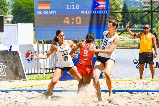Lucie Marie Kretzschmar ( 33; Deutsche Frauen Beachhandball Nationalmannschaft) und Julia Drachsler ( 15; Deutsche Frauen Beachhandball Nationalmannschaft) stellen eine Gegenspielerin Puerto Ricos ( 9) beim Stand von 4:0 in der 1:18-Minute. Der Sand stiebt beim intensiven Zweikampf am Jarun See in Zagreb auf. IHF Beach Handball World Championship, WM, Weltmeisterschaft 2026, 23.06.2026, Zagreb, Jarun See *** Lucie Marie Kretzschmar (No. 33), of the German Women’s Beach Handball National Team, and Julia Drachsler (No. 15), of the German Women’s Beach Handball National Team, face off against a Puerto Rican player (No. 9) with the score at 4–0 in the 118th minute. Sand flies as they engage in an intense duel at Jarun Lake Jarun in Zagreb at the 2026 IHF Beach Handball World Championship, June 23, 2026, Zagreb, Lake Jarun Copyright: xspeedshotx xDorianfrickx