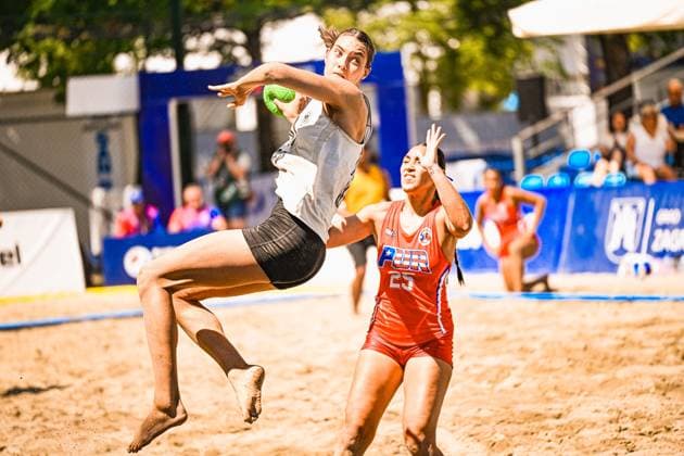 Eine Spielerin der Deutschen Frauen Beachhandball Nationalmannschaft springt mit dem Ball zum Wurf, während eine Gegenspielerin mit der Aufschrift PUR 25 versucht zu blocken. Die Szene findet auf dem Sandplatz am Jarun See in Zagreb statt. IHF Beach Handball World Championship, WM, Weltmeisterschaft 2026, 23.06.2026, Zagreb, Jarun See *** A player on the German women s national beach handball team jumps up with the ball to take a shot, while an opponent wearing the jersey with PUR 25 on it tries to block her. The scene takes place on the sand court at Lake Jarun in Zagreb during the 2026 IHF Beach Handball World Championship, June 23, 2026, Zagreb, Lake Jarun Copyright: xspeedshotx xDorianfrickx