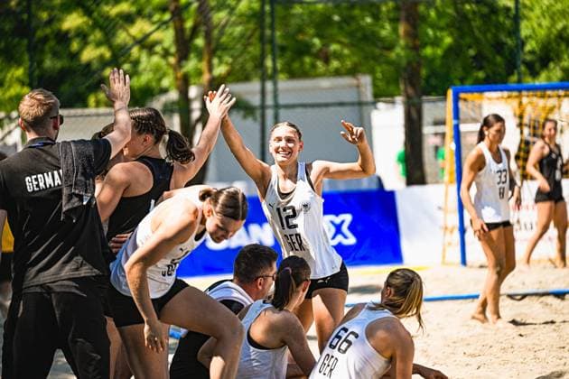 Dilayla Alarslan ( 12; Deutsche Frauen Beachhandball Nationalmannschaft) reißt strahlend die Arme hoch und feiert mit ihren Mitspielerinnen auf dem Sandplatz am Jarun See in Zagreb. Im Hintergrund sind weitere Spielerinnen, darunter 33 Lucie Marie Kretzschmar und 66 Amelie Möllmann, sowie ein Betreuer mit Germany-Shirt zu sehen. IHF Beach Handball World Championship, WM, Weltmeisterschaft 2026, 23.06.2026, Zagreb, Jarun See *** Dilayla Alarslan, 12, of the German women’s beach handball national team, raises her arms beaming and celebrates with her teammates on the sand court at Lake Jarun in Zagreb. In the background are other players, including No. 33 Lucie Marie Kretzschmar and No. 66 Amelie Möllmann, as well as a coach wearing a Germany jersey. IHF Beach Handball World Championship 2026, June 23, 2026, Zagreb, Lake Jarun Copyright: xspeedshotx xDorianfrickx