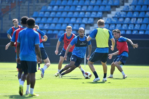 Jean Manuel Mbom (VfL Bochum), mi., dahinter Enis Cokaj (VfL Bochum), rechts Babis Drakas (VfL Bochum) 25.06.2026, Fussball 2. Bundesliga, Saison 2026 2027, Trainingsauftakt VfL Bochum Bochum Vonovia Ruhrstadion Nordrhein Westfalen Deutschland *** Jean Manuel Mbom, VfL Bochum, center; behind him, Enis Cokaj, VfL Bochum; on the right, Babis Drakas, VfL Bochum, June 25, 2026, Soccer, 2. Bundesliga, 2026–2027 season, start of training for VfL Bochum at the Vonovia Ruhrstadion in Bochum, North Rhine-Westphalia, Germany Team2