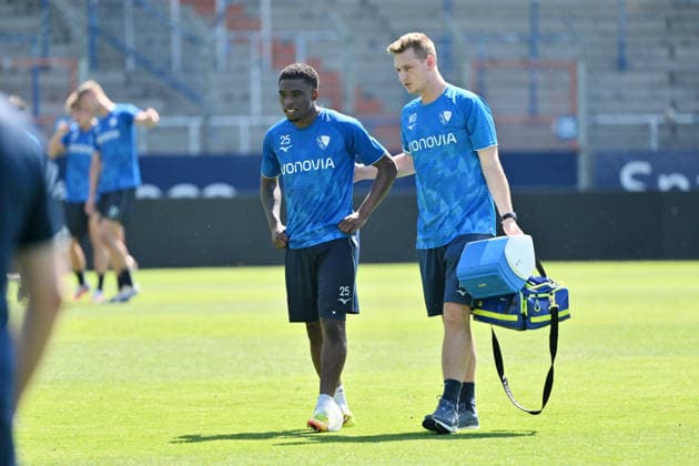 Verletzung Samuel Bamba (VfL Bochum), rechts Maximilian David (Leitung Physiotherapie VfL Bochum) 25.06.2026, Fussball 2. Bundesliga, Saison 2026 2027, Trainingsauftakt VfL Bochum Bochum Vonovia Ruhrstadion Nordrhein Westfalen Deutschland *** Injury: Samuel Bamba, VfL Bochum; on the right: Maximilian David, Head of Physical Therapy, VfL Bochum, June 25, 2026, Soccer, 2. Bundesliga, 2026–2027 season, start of training for VfL Bochum at the Vonovia Ruhrstadion in Bochum, North Rhine-Westphalia, Germany Team2